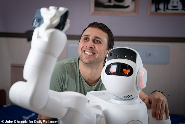 अन्य बहुत ही उच्च तकनीक वाले रोबोट, जैसे कि 2 फीट लंबा जापानी नर्स-बॉट एओ को एनएचएस कार्यबल संकट के संभावित समाधान के रूप में सराहा गया है। चित्र: मेल ऑन संडे के स्वास्थ्य संपादक एथन एनल्स एओलस रोबोटिक्स, एओ के साथ