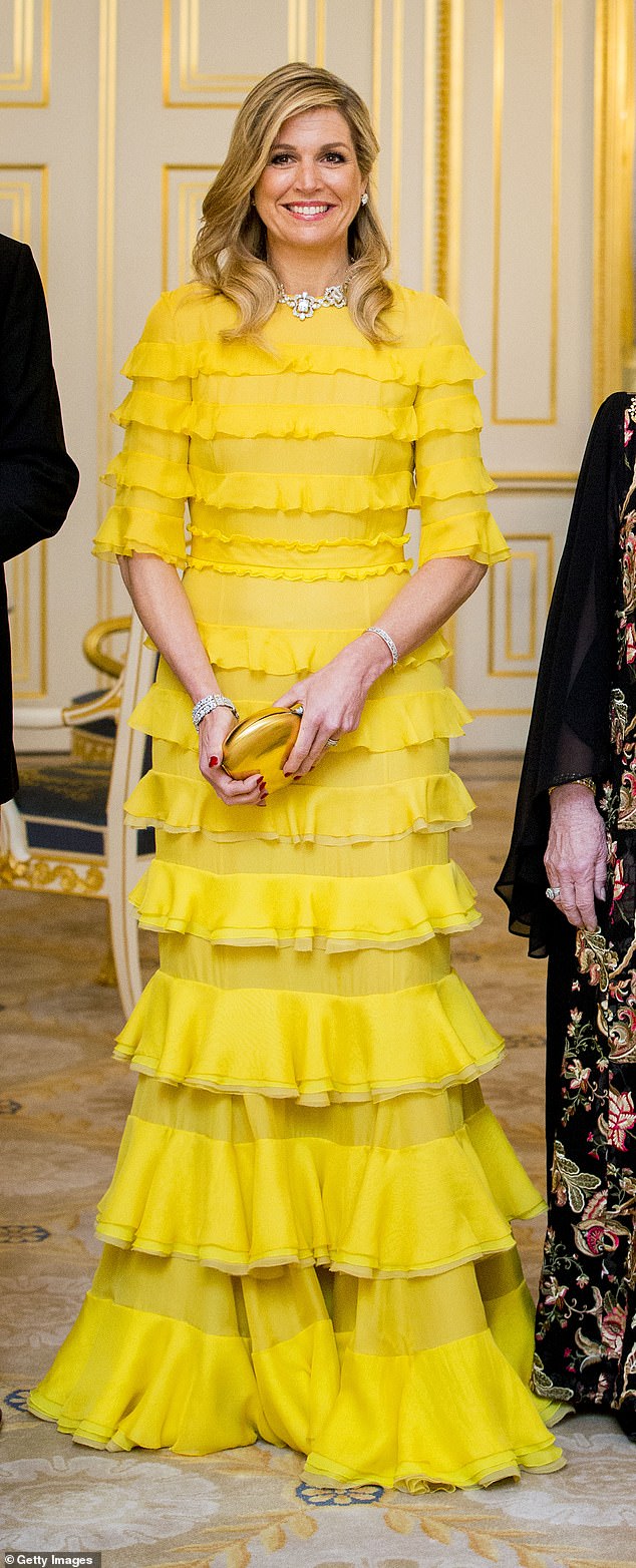रानी मैक्सिमा ने 2018 में नोर्डेइंडे पैलेस में जॉर्डन के राजा और रानी के लिए आधिकारिक रात्रिभोज में क्लेस इवर्स ड्रेस पहनी थी