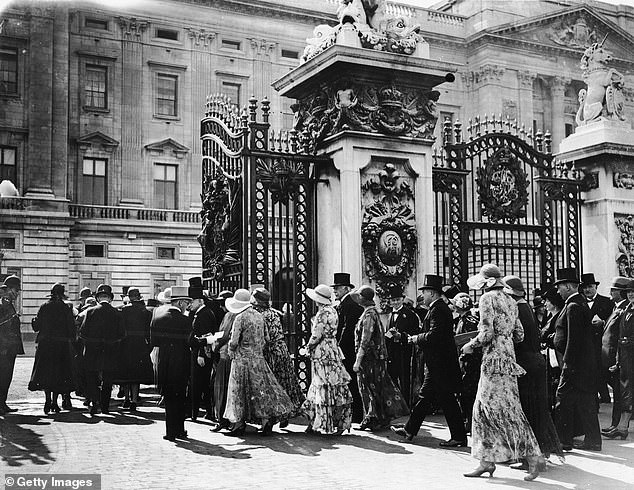 Elegantly dressed guests arrive at Buckingham Palace for the royal garden party in 1931