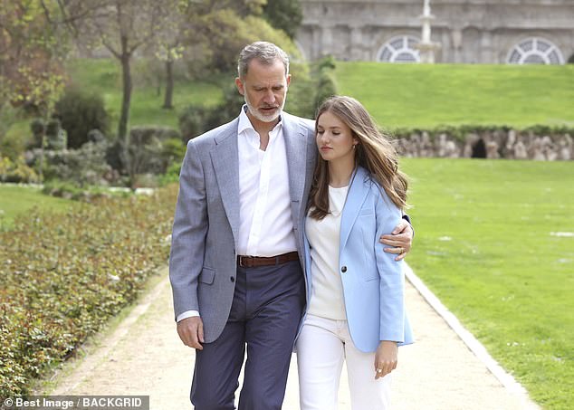 Father and daughter: King Felipe with Princess Leonor in the palace courtyard