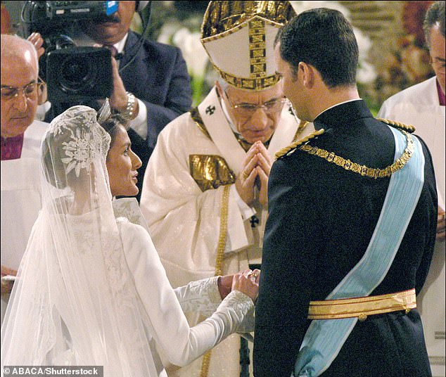 Crown Prince Felipe of Spain exchanges rings with Letizia in the presence of Cardinal Antonio María Ruco