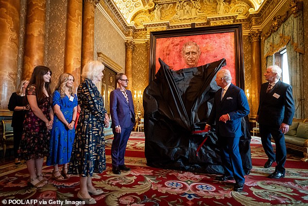 The moment the King unveiled the portrait of himself as Jonathan Yeo watched on