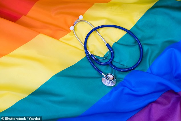 LGBTQ+ समूहों में भेदभाव के डर के कारण डॉक्टर के पास जाने से बचने की अधिक संभावना है, जिससे कैंसर के निदान में देरी हो सकती है