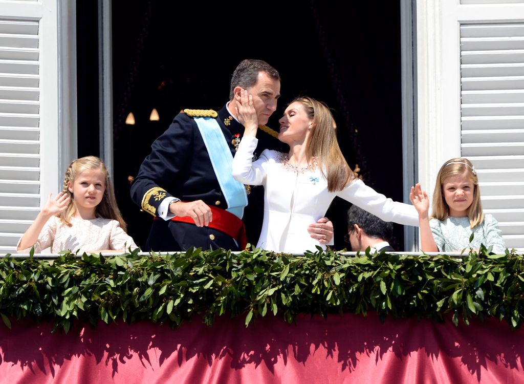 the royal family on the balcony 
