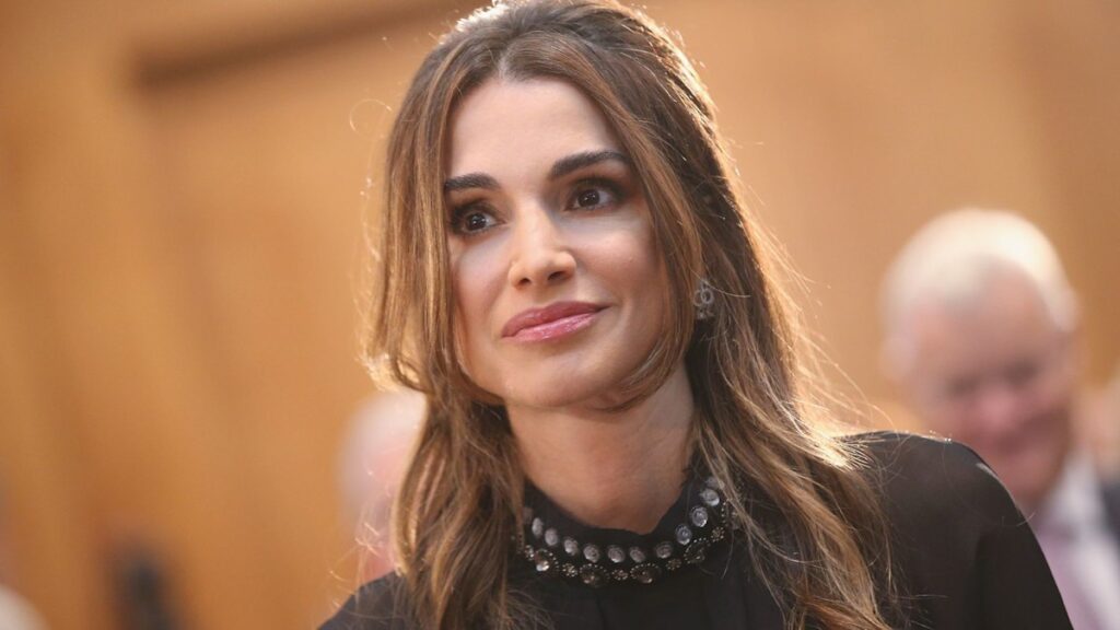 Queen Rania rocks the long shorts trend in ‘men’s section’ bermudas
