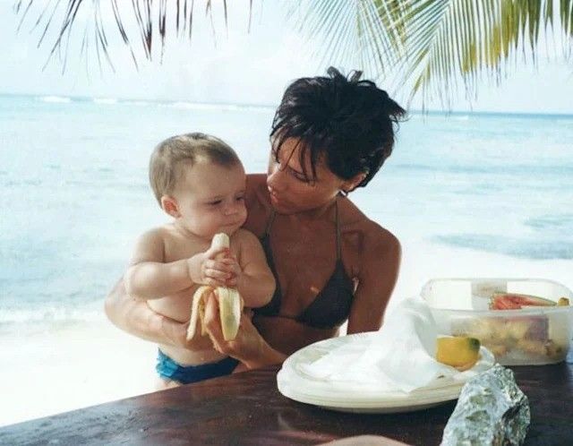 Victoria and Brooklyn Beckham, eating a banana with Brooklyn