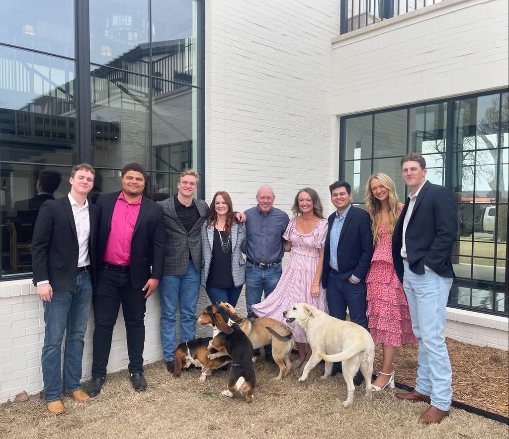 Ree Drummond's entire family gathers for Easter family photo, shared on Instagram
