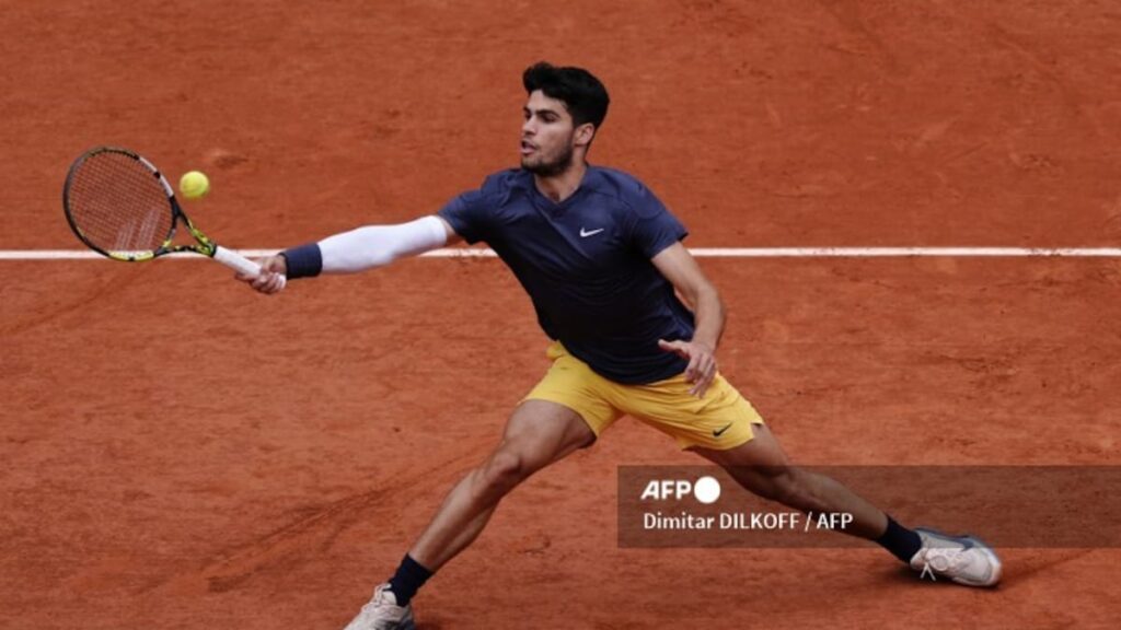 Carlos Alcaraz And Stefanos Tsitsipas Progress, Set Up French Open Quarter-Final Clash