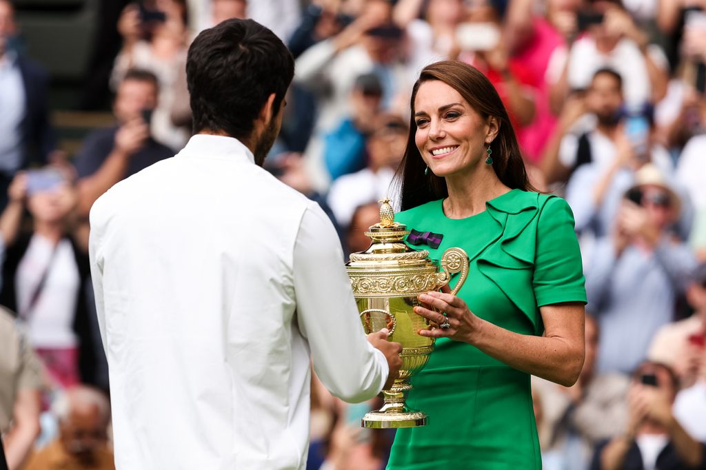 Kate Middleton presents the trophy to Carlos Alcaraz - Wimbledon 2023