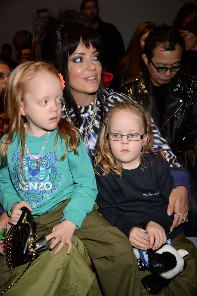 Lily Allen on her knees with her daughters