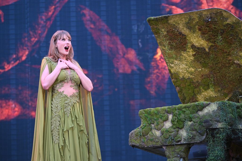 Taylor Swift performs in Dublin, Ireland; Julia Roberts was among the crowd