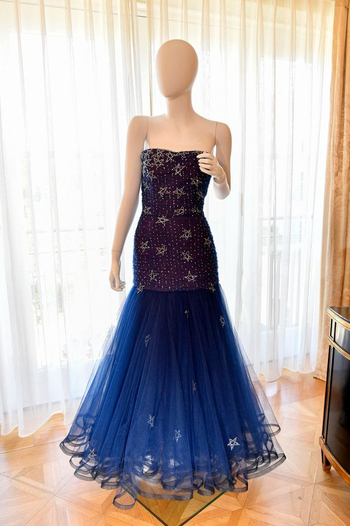 Princess Diana's 1986 midnight blue Murray Arbid dress is on display at Julien Auctions' press preview. "Princess Diana's elegance and the royal collection"Before an exclusive private showing at Peninsula Beverly Hills, Beverly Hills, California, June 25, 2024