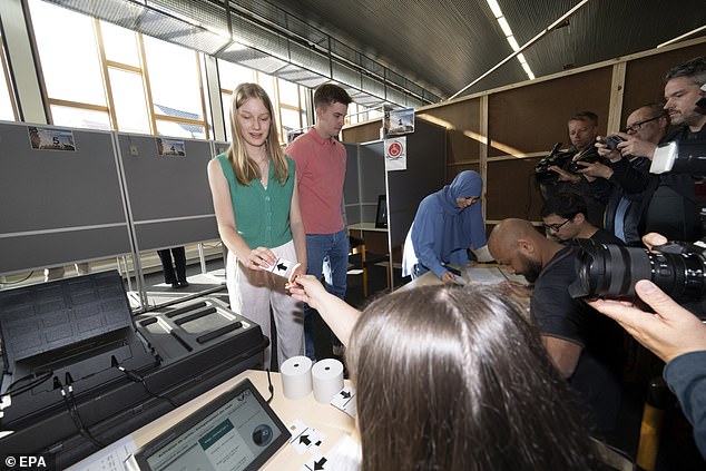 Princess Eleanor wore a green sleeveless sweater and white trousers, while her eldest brother, Prince Gabriel, wore a coral polo shirt and blue jeans