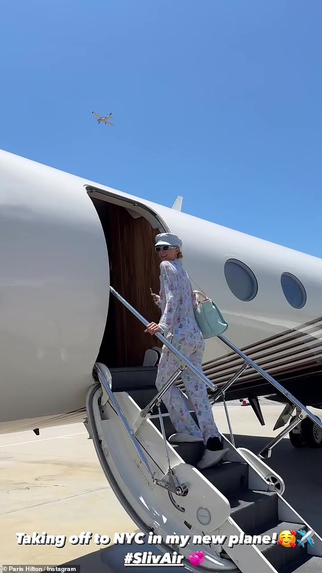 She walked from the car to the plane and waved to the cameras. The mother of two completed her travel look with a blue newsboy cap, sunglasses and a large tote bag.