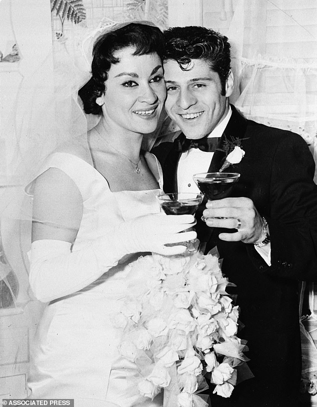टोनी को 1957 में अपनी पत्नी चिता के साथ शादी के दिन की तस्वीर में दिखाया गया है