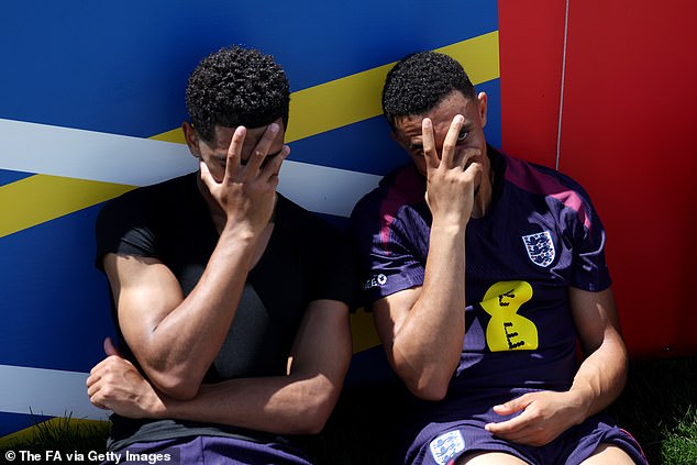 Bellingham and Alexander-Arnold celebrate victory against Serbia