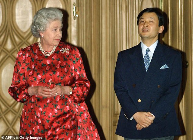 Queen Elizabeth escorts Naruhito through the Great Hall of Windsor Castle in 2001
