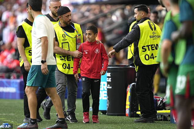 The kid initially dodged several attempts by the guards who were trying to remove the fan from the field so that the game could resume