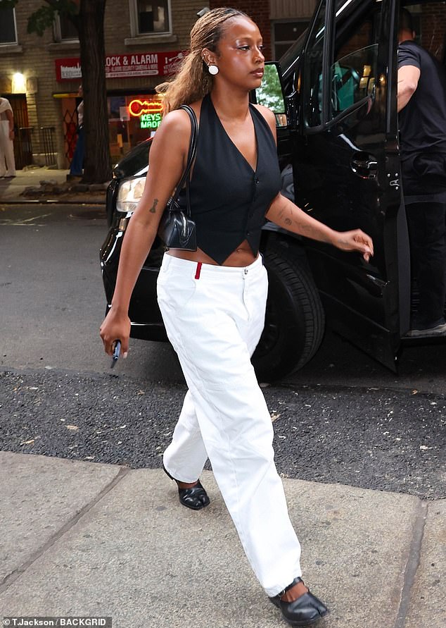 For their latest outing, Justin and Hailey were accompanied by their best friend, singer Justine Skye, who was decked out in a black vest-blouse and stunning white jeans.