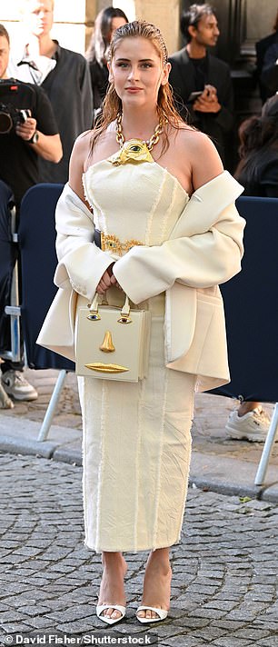 इटालियन मॉडल वेलेंटिना फेरग्नि ने एक सफेद स्ट्रैपलेस ड्रेस में एक खूबसूरत फिगर दिखाया, जिसे उन्होंने एक मैचिंग जैकेट के साथ पेयर किया
