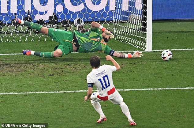 Just 32 seconds before Modric's goal, the Croatian saw his penalty kick saved