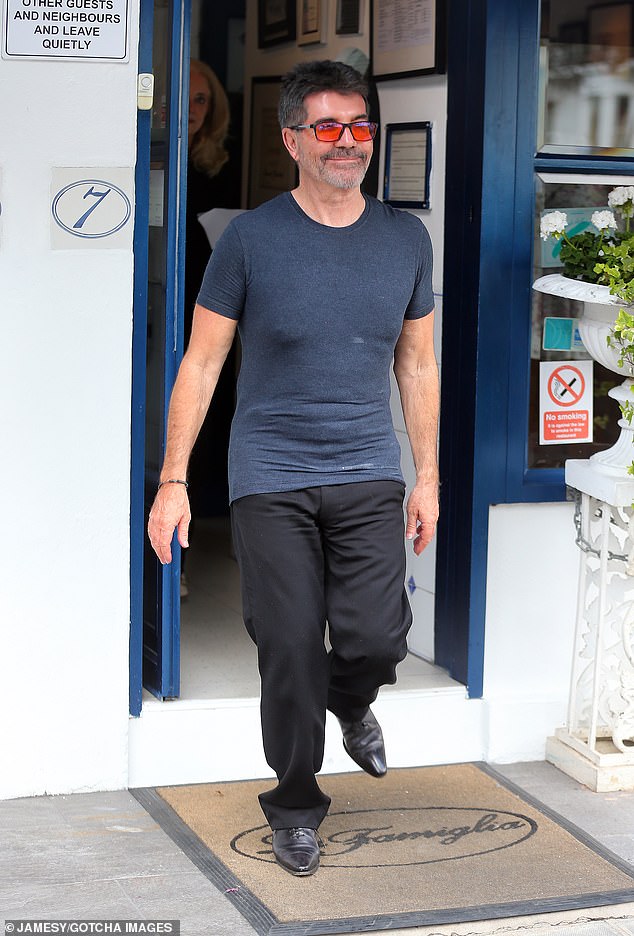 For the outing, Simon put on a casual appearance in a dark blue T-shirt paired with black trousers and smart black shoes
