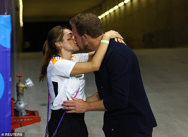 After the match between Germany and Switzerland ended in a draw, the two spent some intimate moments near the tunnel.