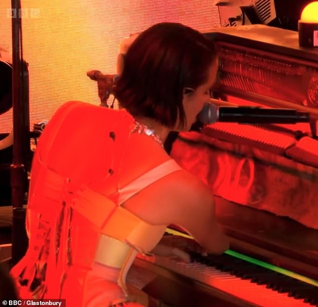 The talented musician, 25, took to the piano and sung back up vocals for an incredible rendition of 2011 hit Paradise