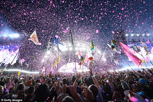 The set featured fireworks as well as confetti enveloping the crowd