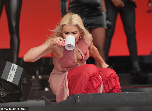 Paloma, who is still recovering, sipped tea throughout the set to ease her throat pain