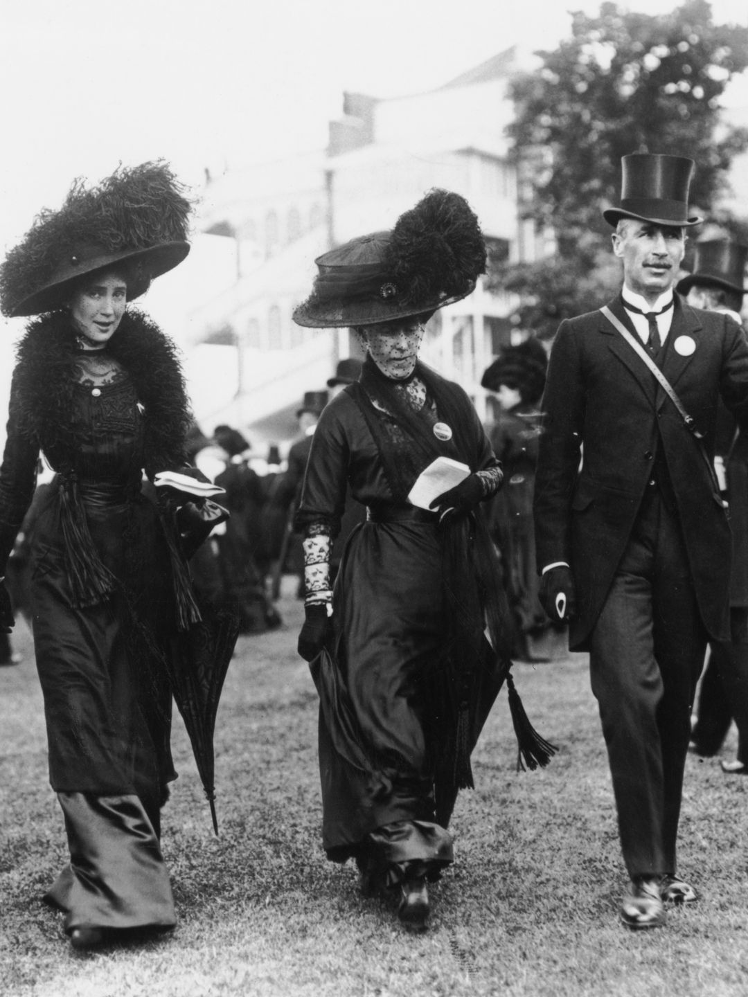 Spectators including the Marchioness of Camden at the Royal Ascot race meeting at Ascot Racecourse in Berkshire in June 1910. (Photo: Topical Press Agency/Getty Images)