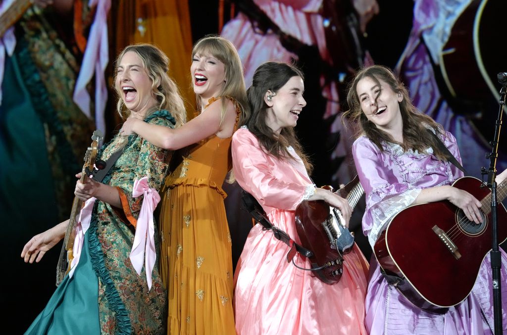 SANTA CLARA, CALIFORNIA – JULY 28: For editorial use only. No book cover. Este Haim, Taylor Swift, Daniel Haim and Alana Haim perform onstage during Taylor Swift | The Eras Tour at Levi’s Stadium on July 28, 2023 in Santa Clara, California. (Photo by Jeff Kravitz/TAS23/Getty Images for TAS Rights Management)