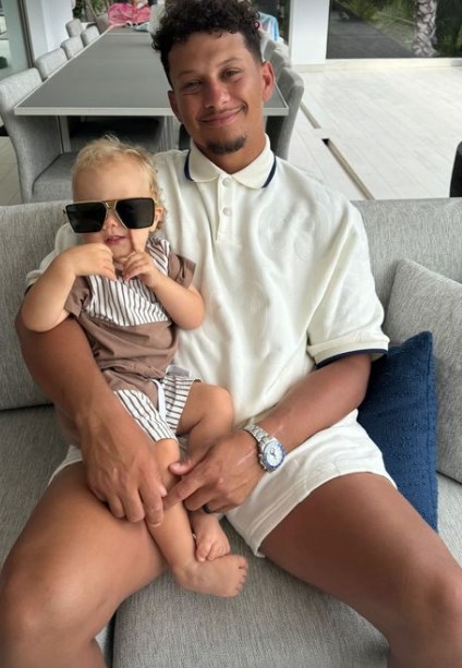 Patrick Mahomes with his child 