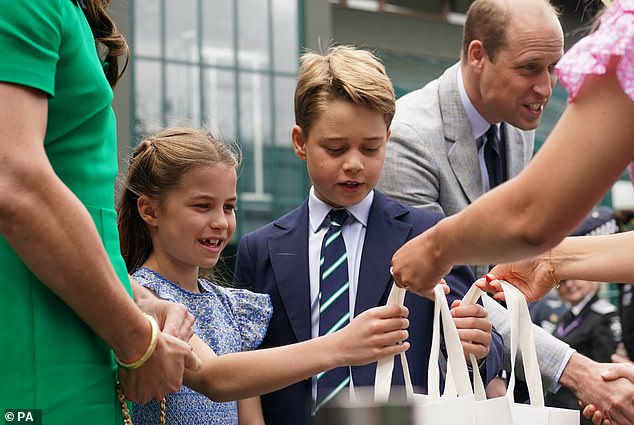 राजकुमारी चार्लोट और राजकुमार जॉर्ज को ऑल इंग्लैंड क्लब के कर्मचारियों की ओर से उपहार स्वरूप उपहार स्वरूप बैग दिए गए