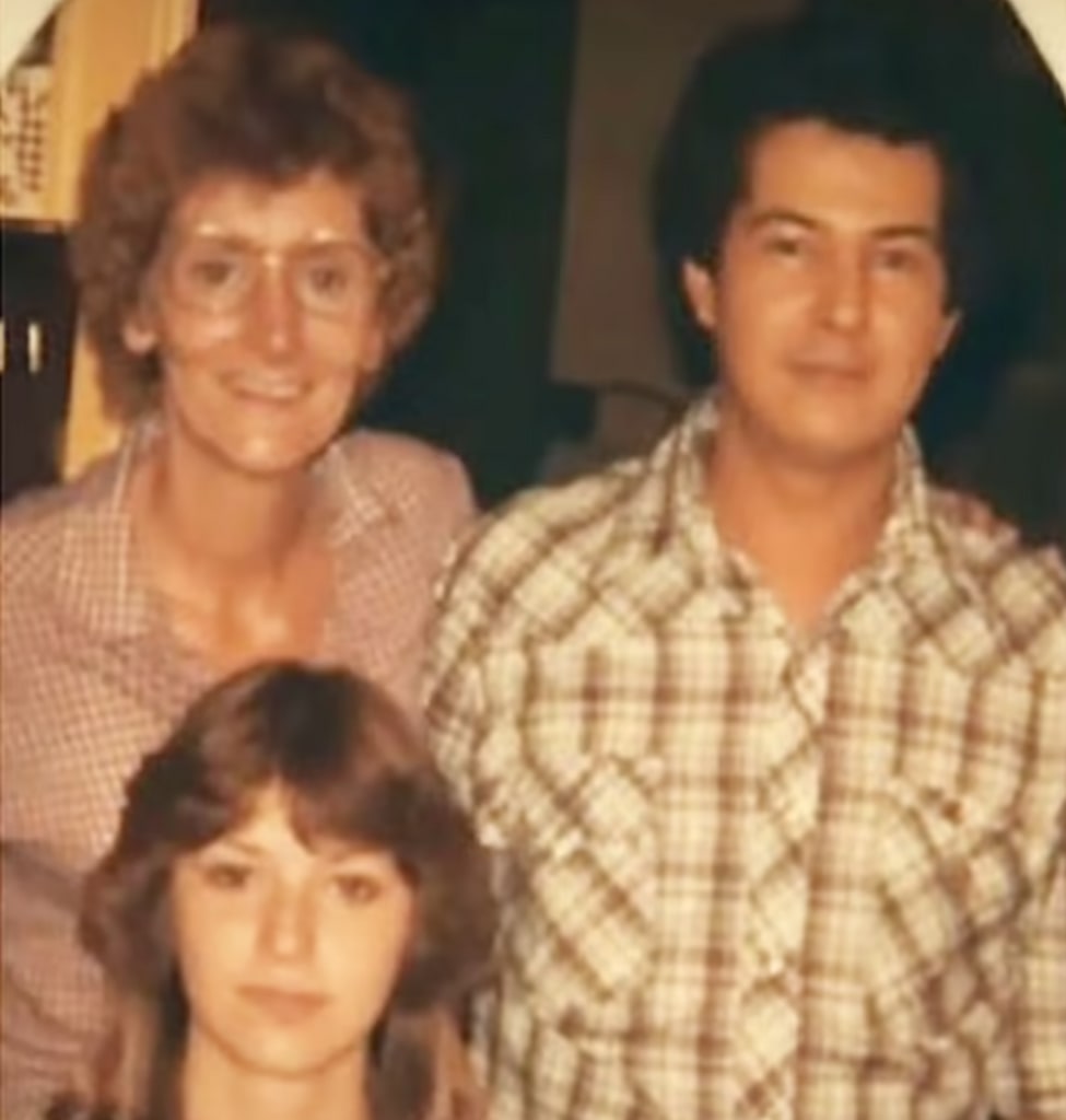 Shania with her parents, who tragically died when she was 22