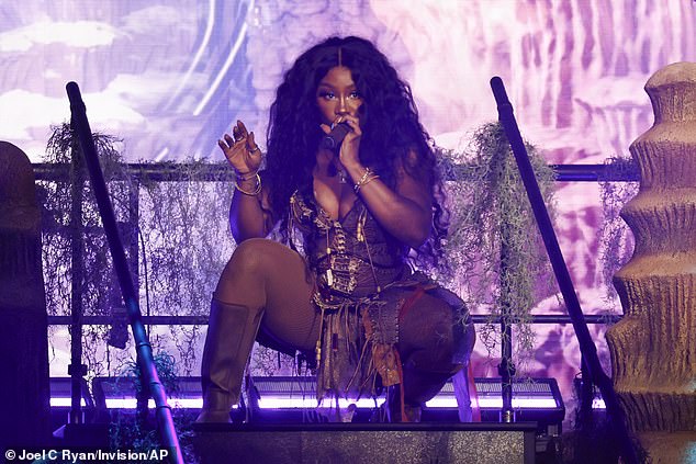 Despite her technical problems, SZA still commanded the stage in a sexy metallic leotard as she brought the Glastonbury Festival to a close