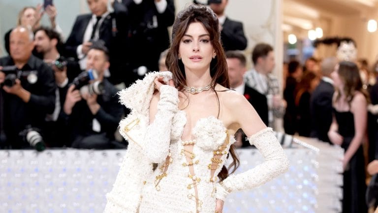 Anne Hathaway is 42 years old and this is her most successful look