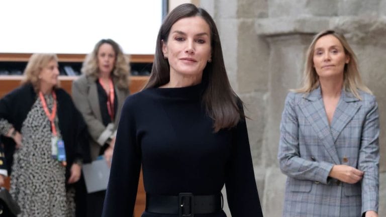 Simple and ideal look of Queen Letizia with a knitted dress and high heel boots