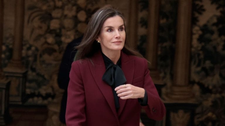 Queen Letizia makes a new nod in Valencia with her €25 jewelery and a burgundy suit