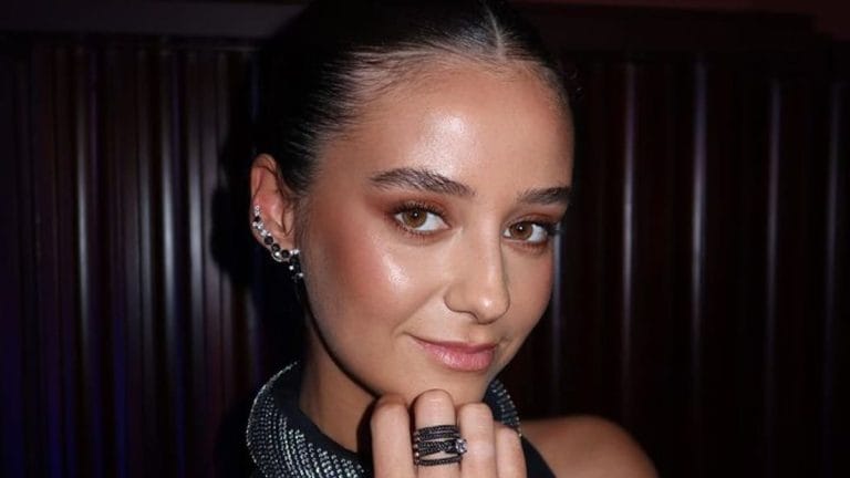 How to recreate Victoria de Marichaler's favorite brown makeup