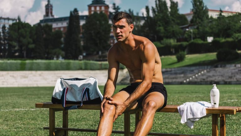 Manu Moreno's final step is to moisturize the skin after training