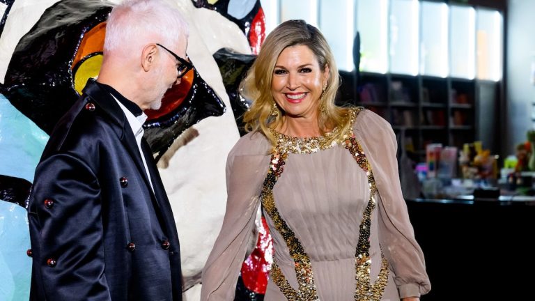 Pure glamor with Queen Máxima, her 'Old Hollywood' dress and Princess Amalia's gold bag