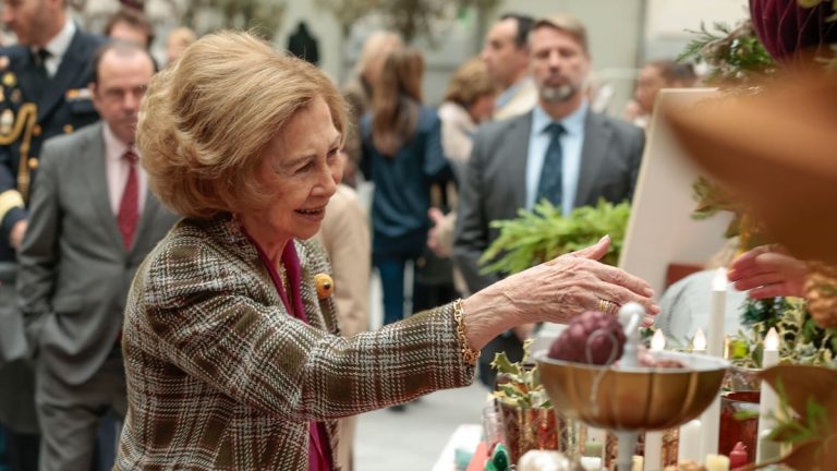 Queen Sofia follows tradition by visiting the Nuevo Futuro Flea Market