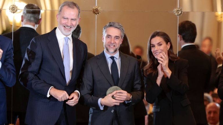 Carlos met with journalists, including Queen Letizia, to award Franganillo