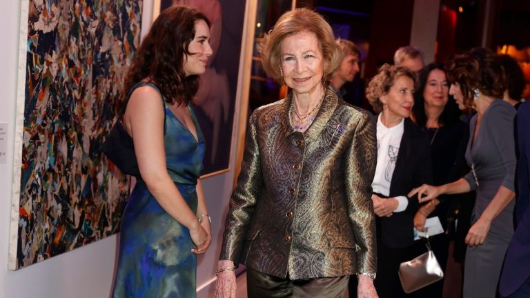 Dona Sofia presides over an artistic and solidarity evening with Baroness Thiessen and Maria Pombo among the attendees.