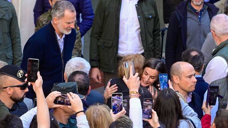 King Felipe and Letizia visit areas affected by Dana in Chiva