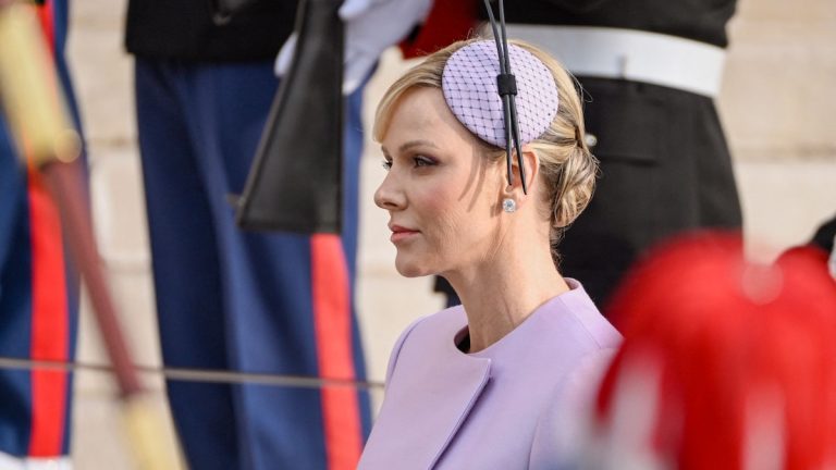 Among royals who opt for headdresses with a low bun are Beatrice Borromeo and Carolina de Monaco.