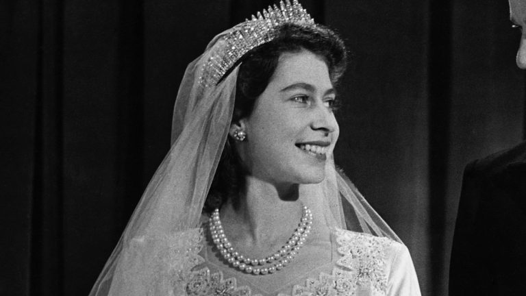 The most amazing anecdote about the wedding dress Isabel II wore 77 years ago