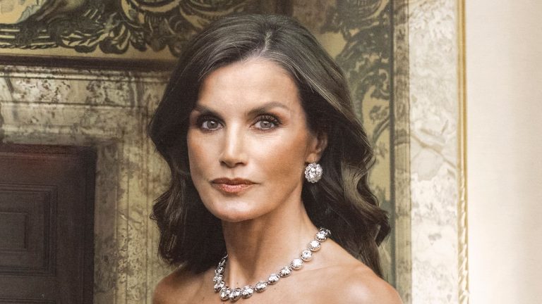 Queen Letizia chose the most elegant timeless royal hairstyle for the Bank of Spain portrait