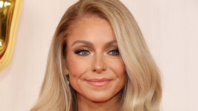 Kelly Ripa and Richard Gere share the hilarious story of how they saved a woman's life